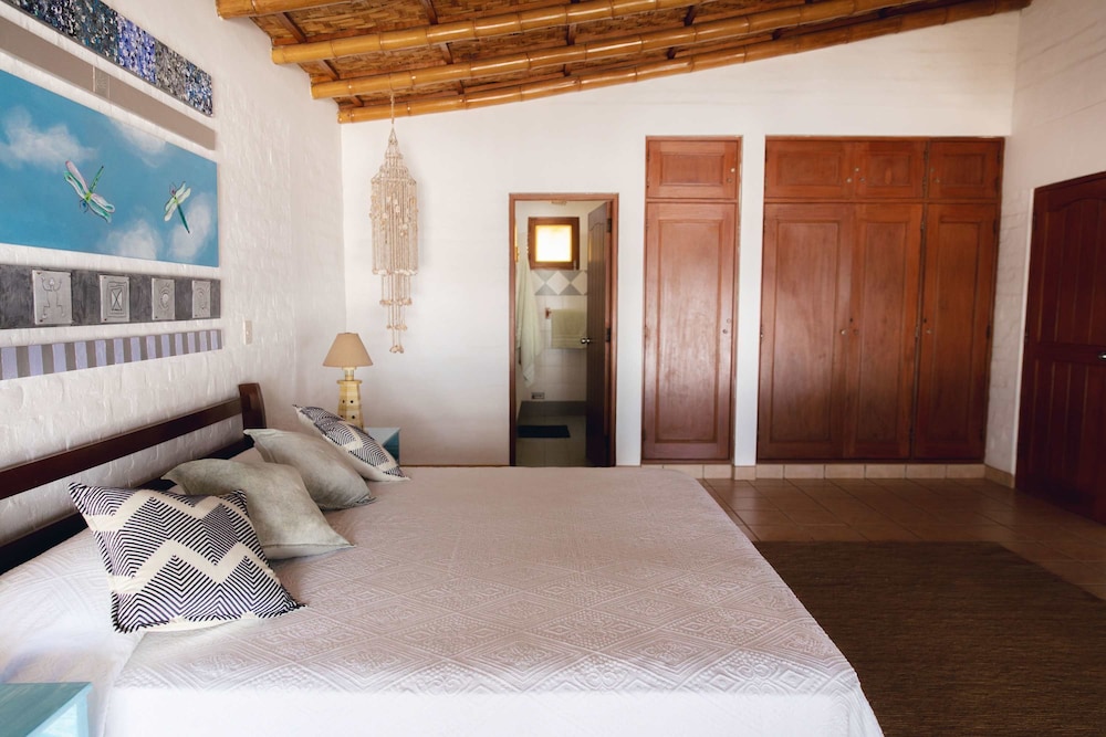 w Stylish 5BR House in Mancora