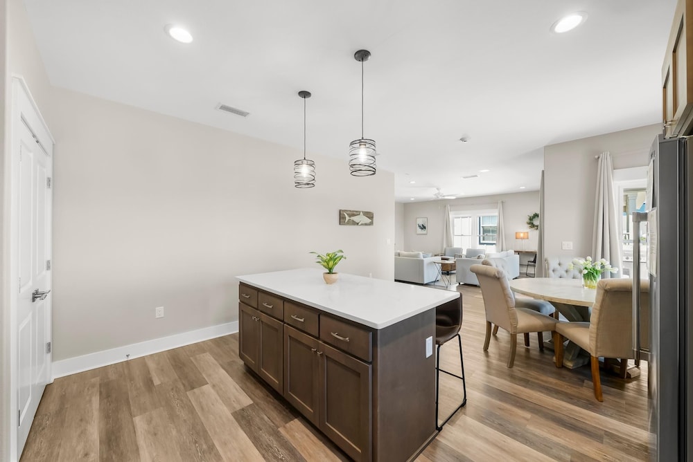 Pet Friendly Beach House - Marina View
