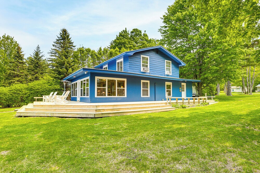 Autumn Escape on Glen Lake: Waterfront Cottage!