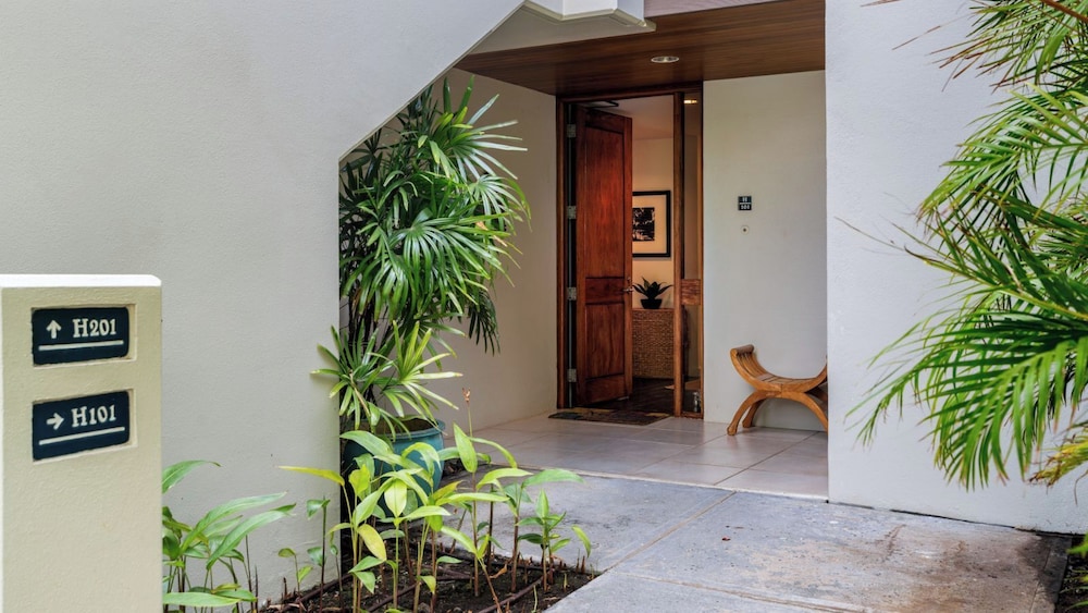 Beautifully Updated - Close to Beach & Pool - Oceanview Lanai - Vrkcv