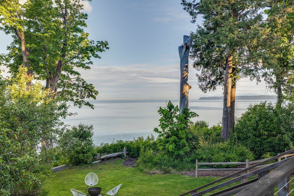 Stunning Semiahmoo Bay Views: Spacious PNW Home