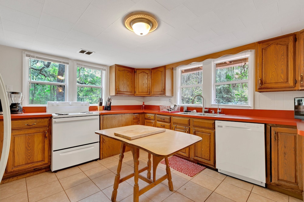 Ponderosa Off The Beaten Path 5 Bedroom Farmhouse