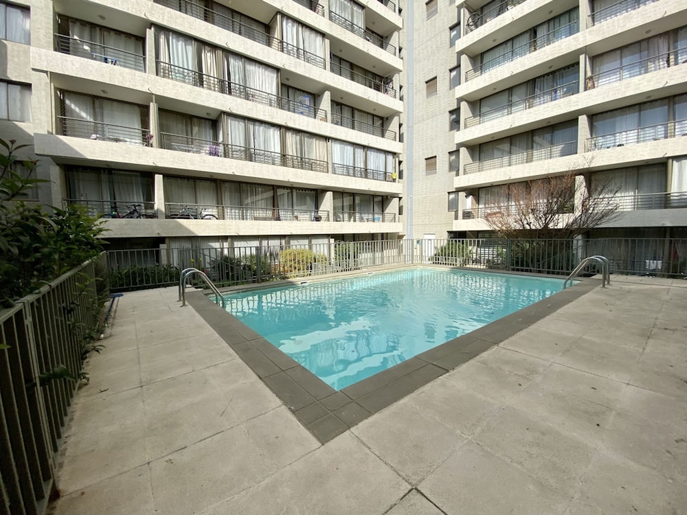 Urban Yard Bus Terminal Home Office Pool Wifi