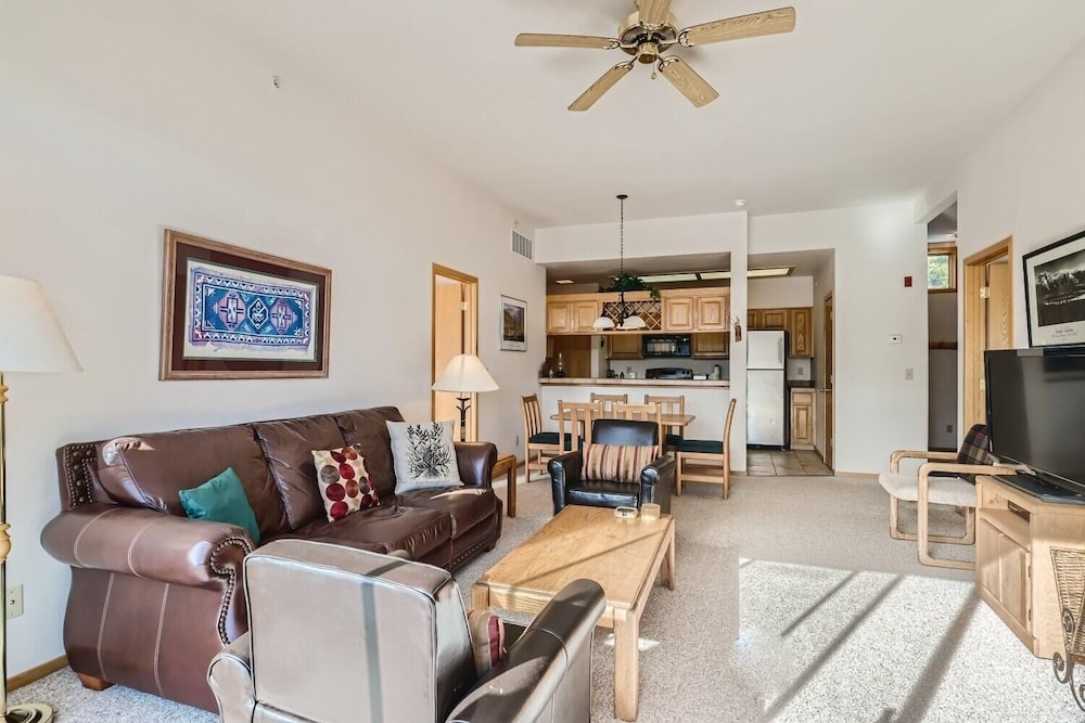 Lake Forest 201f 2 Bedroom Condo by RedAwning