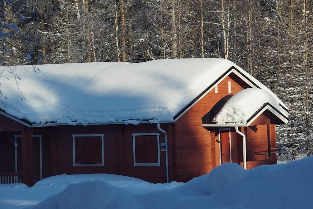 Old Pine Husky Lodge