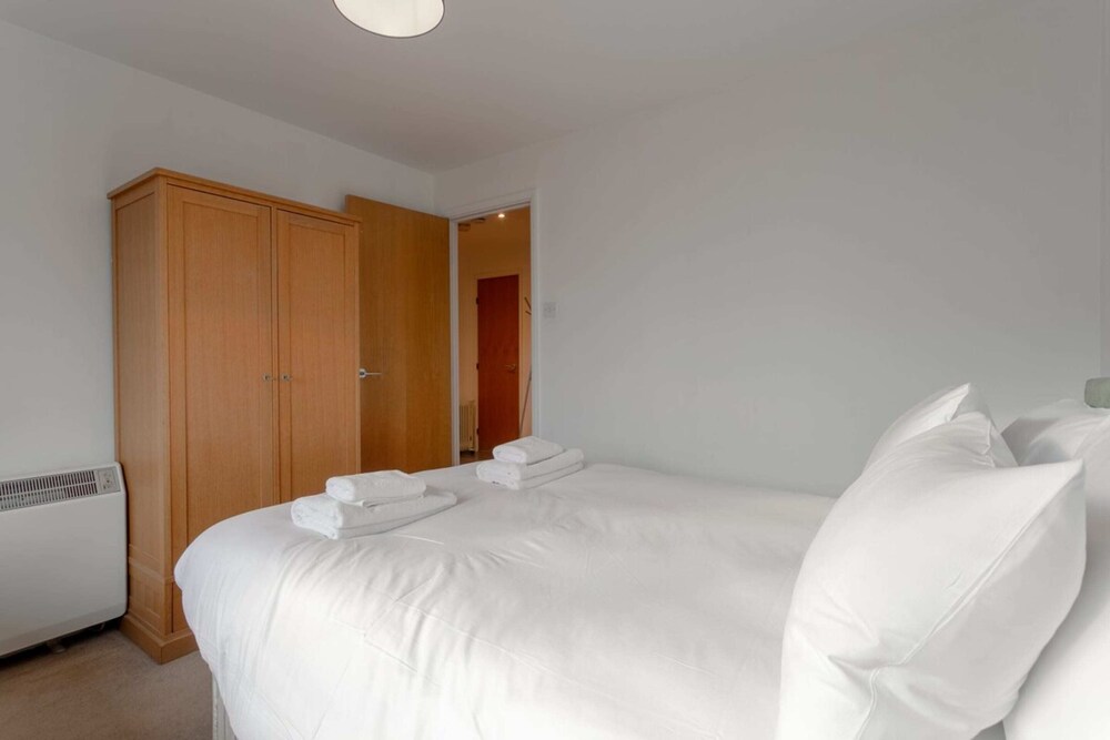 A Spacious 2 Bedroom Apartment In Aldgate East