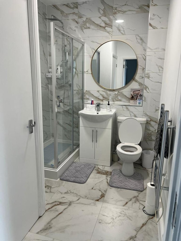 Beautiful 1-bed Apartment in Tipton, photo 8