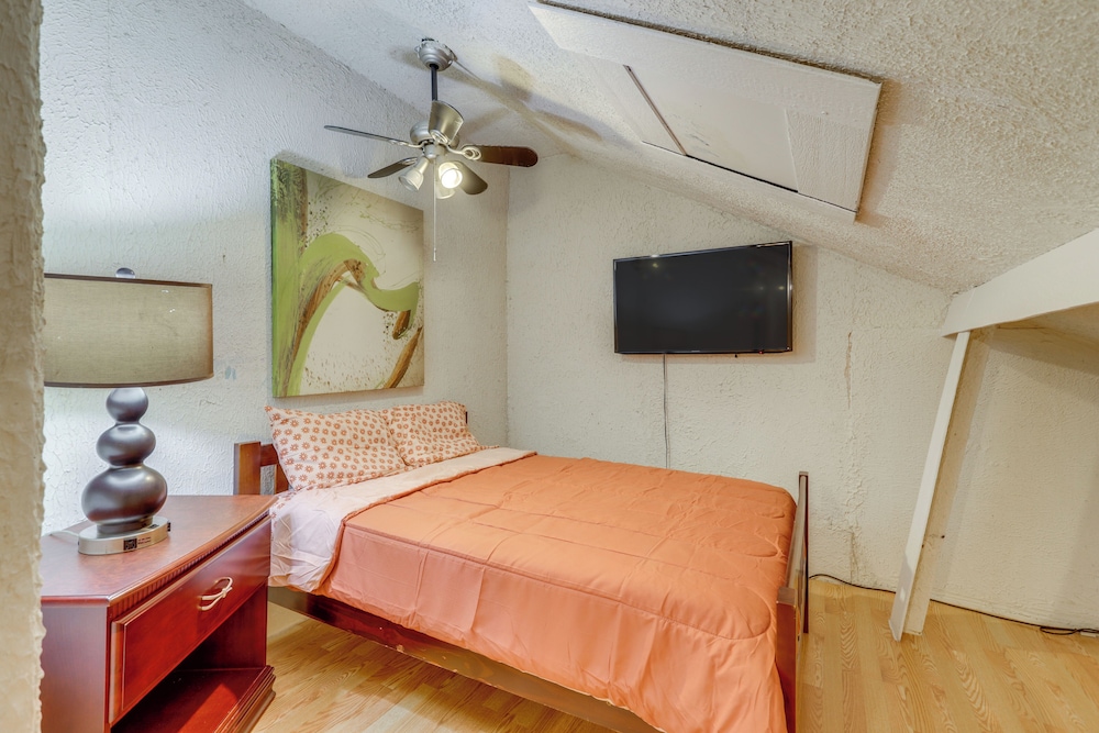 Pool Table & Patio w/ Bar: Spacious Houston Gem!