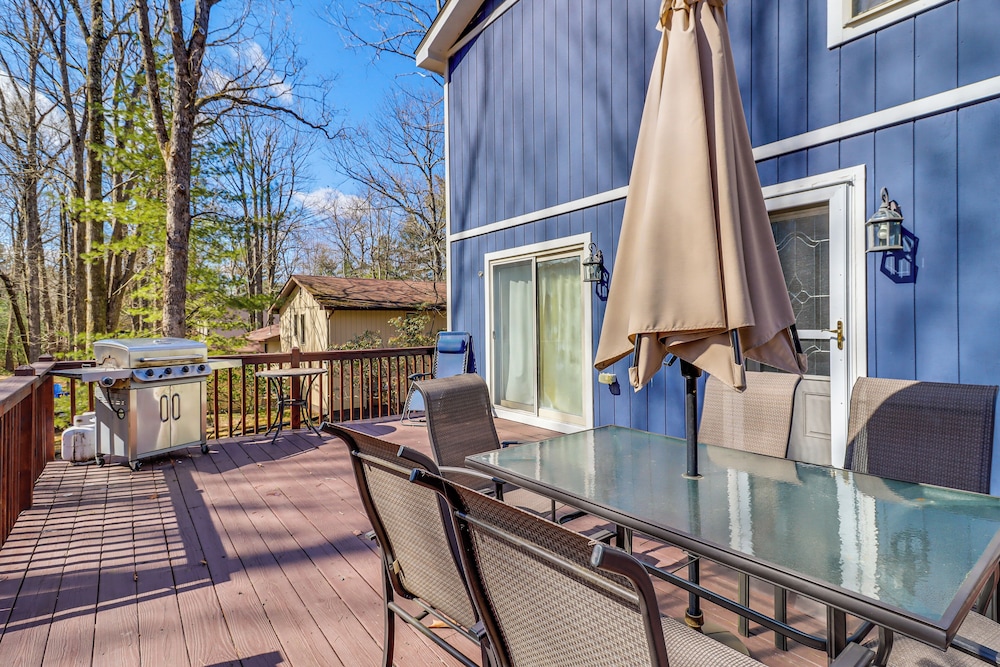 Walk to Lake Harmony: Family Retreat w/ Decks!