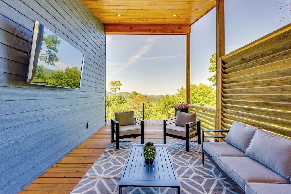 Mtn-view Decks & Fire Pit: Quiet Brasstown Escape