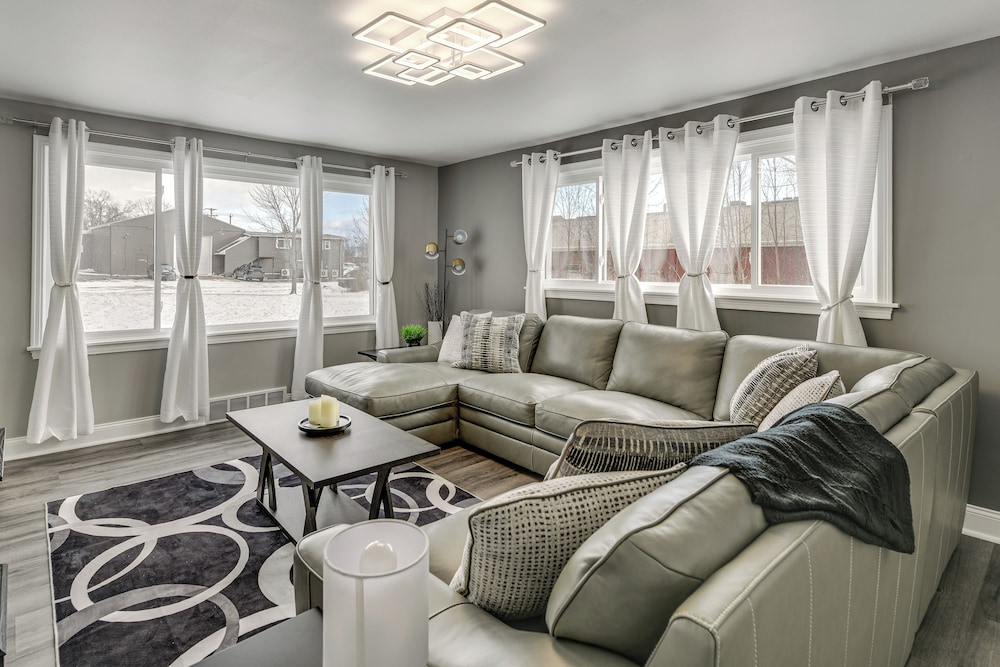 2 Mi to Airport: High-end Cheektowaga Home!