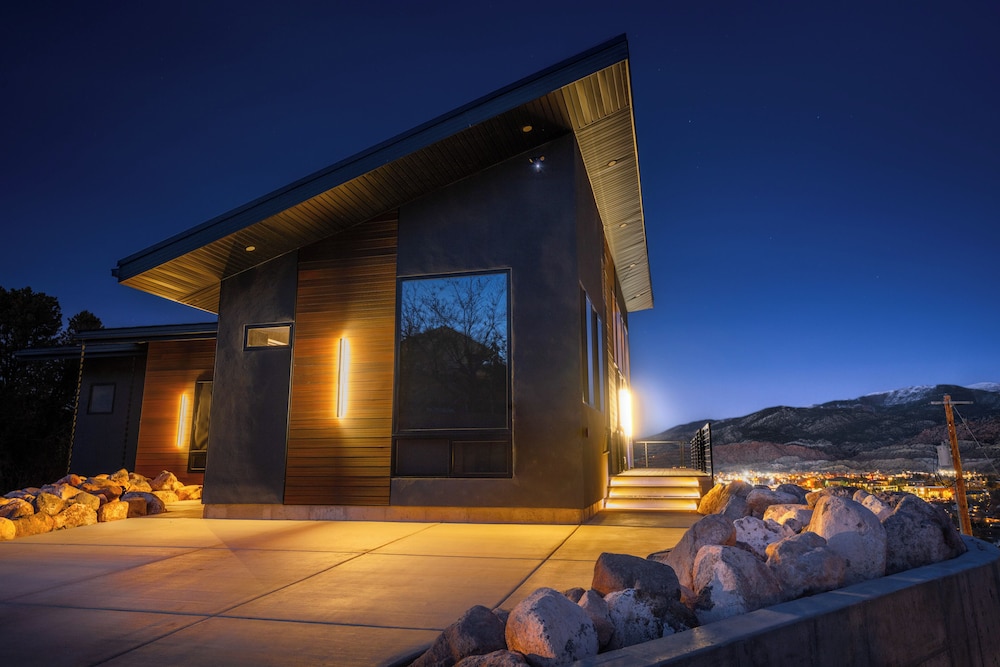 Modern Mtn-view Retreat, 18 Mi to Zion North