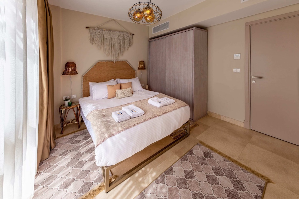 Xuru Stays I Exotic 1bdr w/ Outdoor Terrace Pool & Beach Access