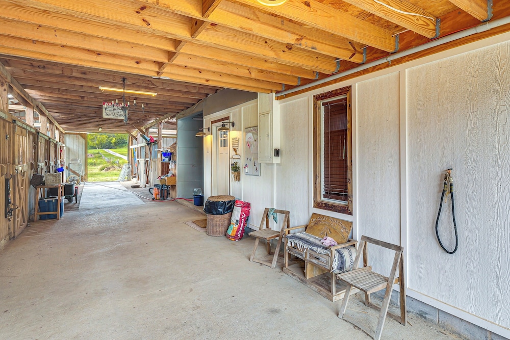 Luxe Stable Suite: Farm Stay in Lebanon!