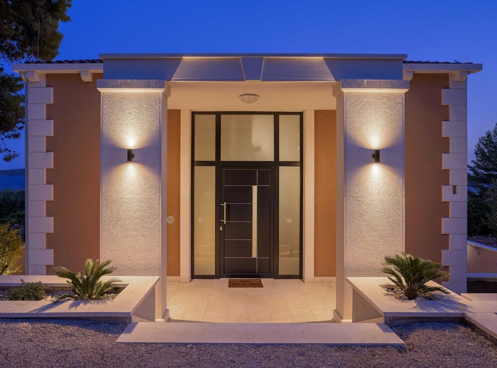 Sunlit Shores Beach Villa With Pool, Gym and Sauna
