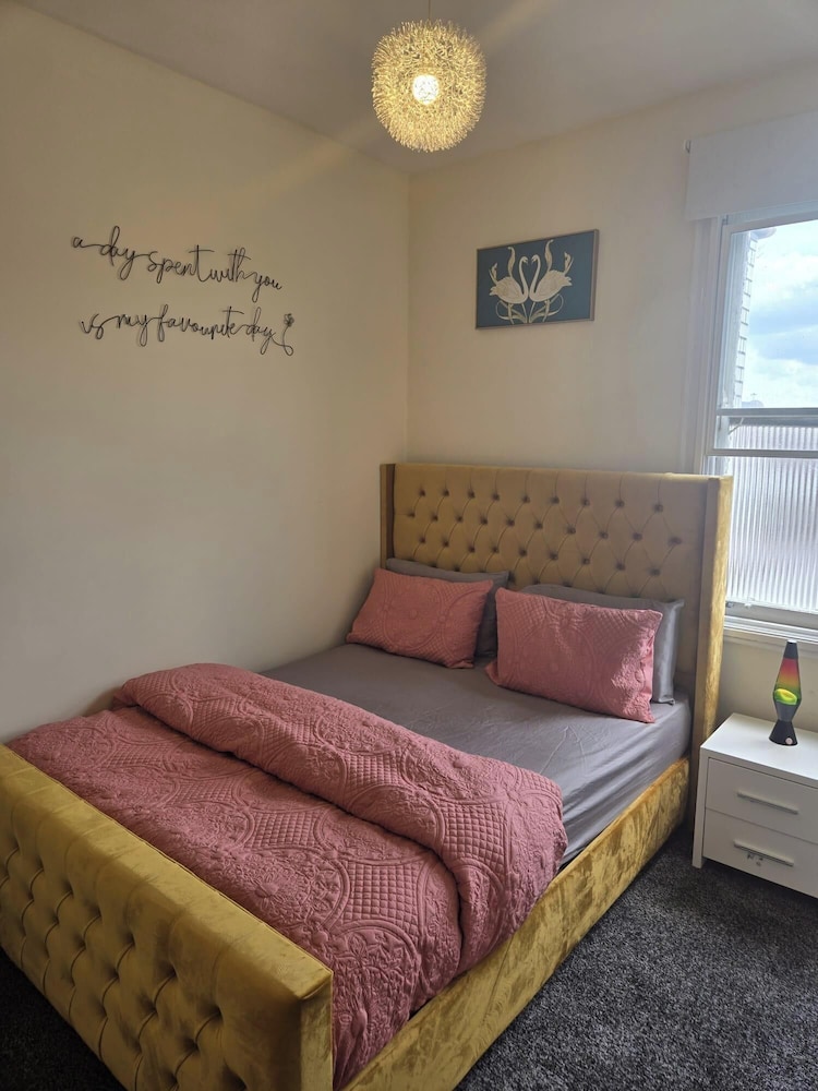 2 Bed - Sleeps 6 - Private Balcony - City Centre