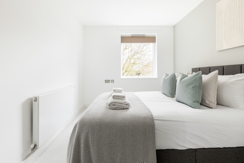 Luminous 2 Bed Balcony Flat in Islington