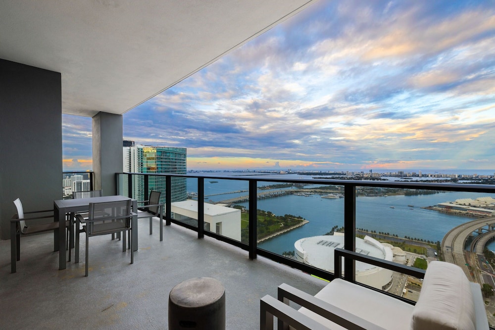 Lux Studio W City Views and Pool