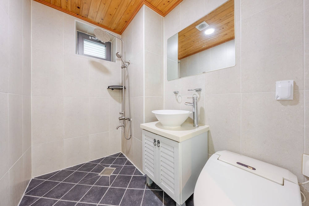 Geoje Pension Kan Pool Villa