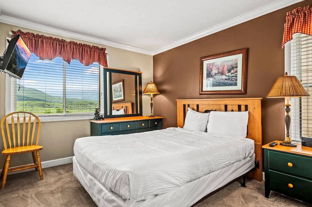 Sleeps 6 Full Kitchen Indoor Pool Mountains Views