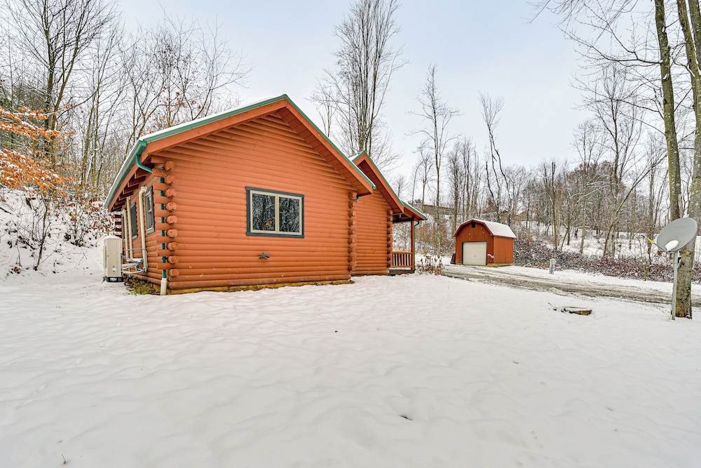 Peaceful Cabin w/ Hot Tub in Dundee: Dogs Welcome