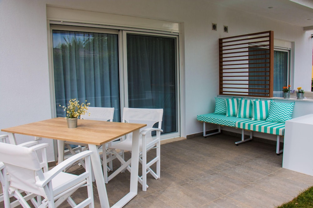 Aristotelia Gi Studio - Cozy Poolside Nest