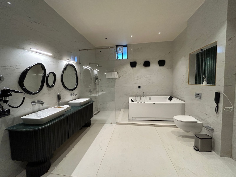 Omaya Suites