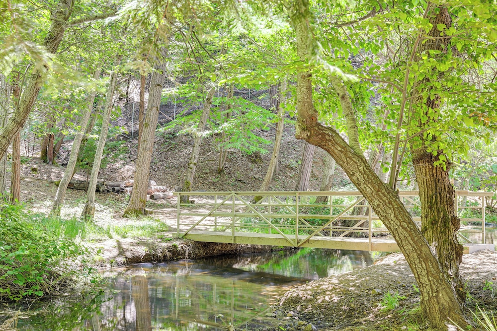Community Lake Access: Peaceful Cabin in Sonora!