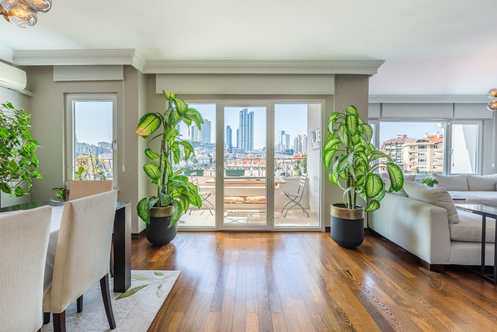 House With Balcony and City View in Besiktas