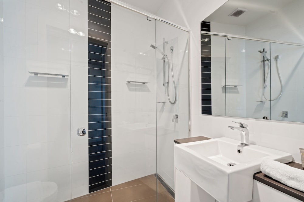 Stylish Curtin Stay With Balcony Views