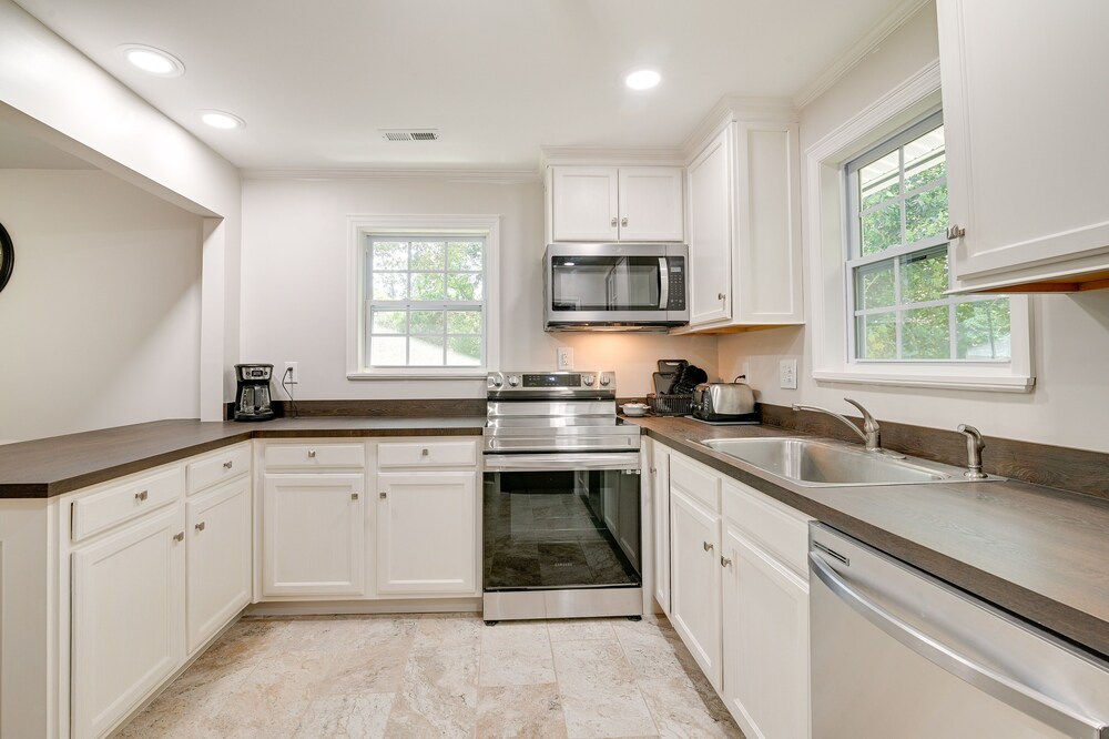 Charming Apartment in Downtown Georgetown! view 5