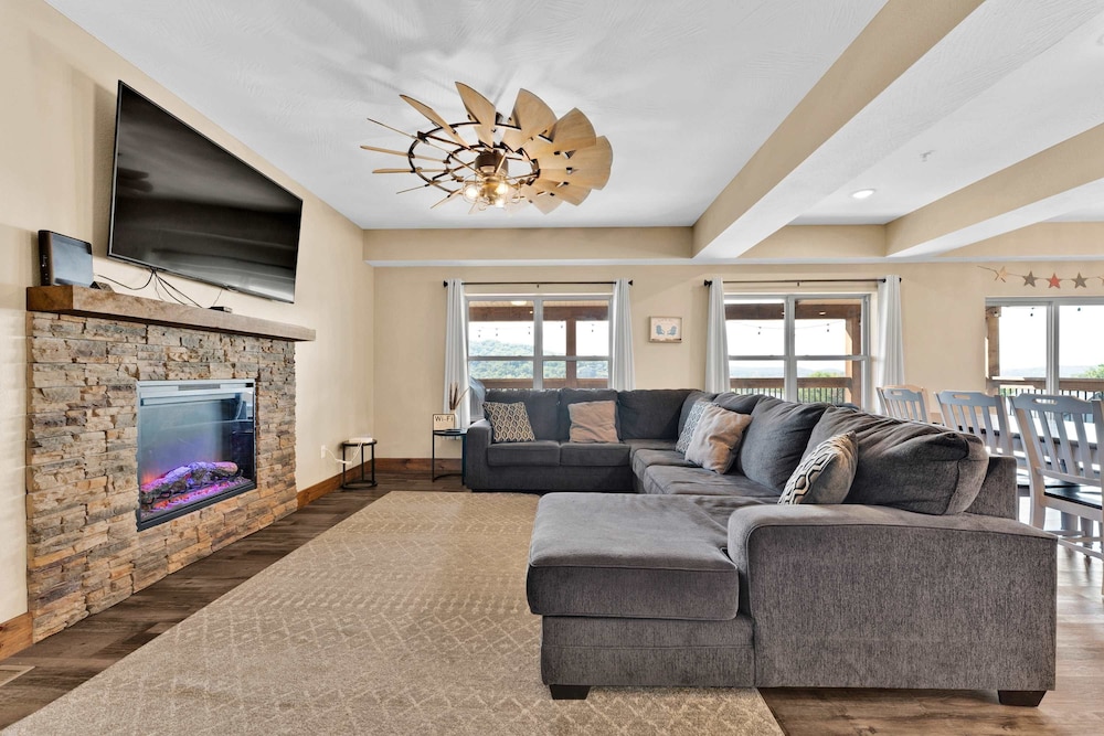Luxury 7-bedroom Home With Hot Tub Fireplace view 3