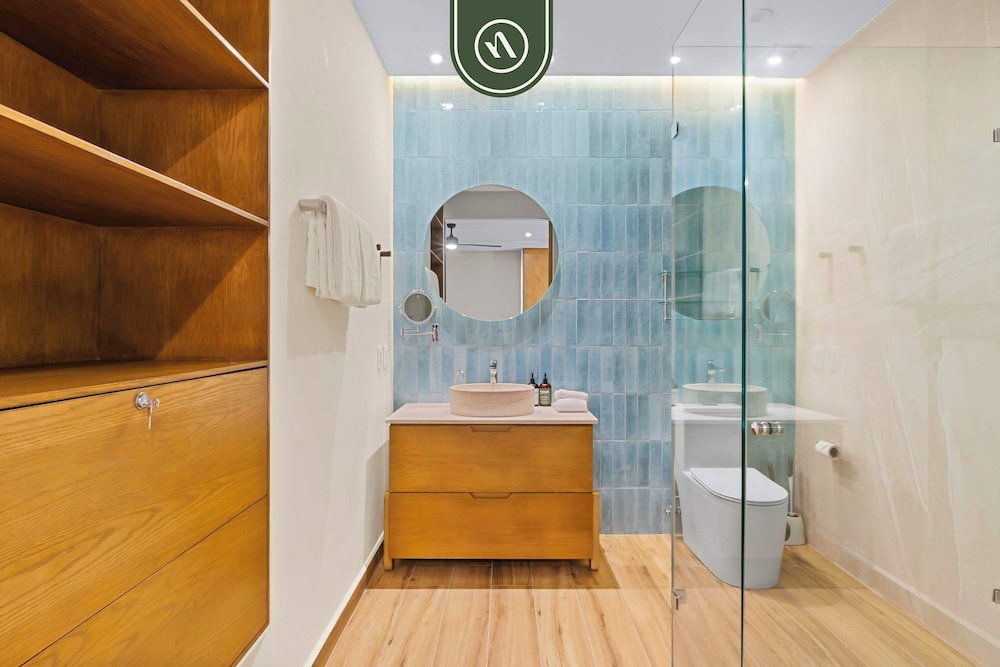 New Stylish 1 BR Condo - Ocean Views - Flex Room
