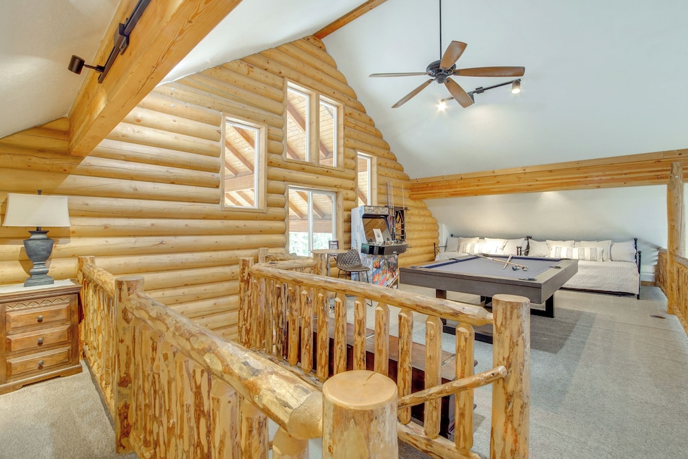 Hot Tub, Game Room! 3-story Brian Head Home