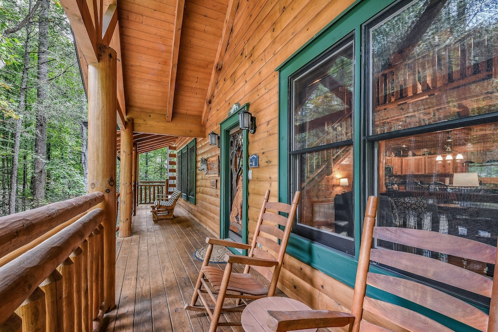 A Mountain Spirit 3 Bedroom Cabin by RedAwning