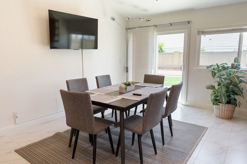 Spacious 4-bedroom Home With Large Yard AND Garage Near Knott S Berry Farm p67