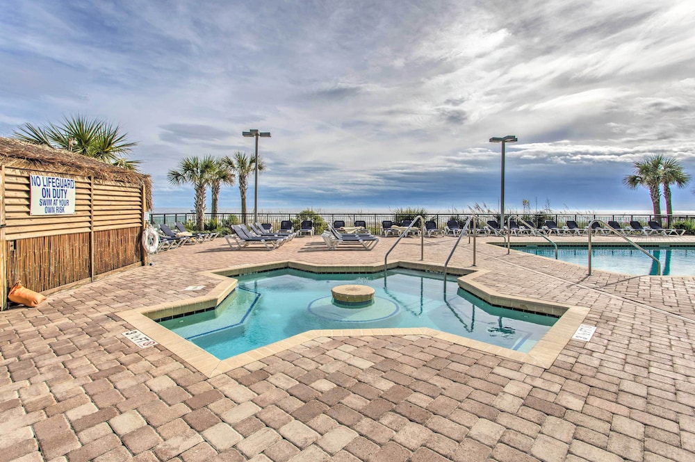 Breezy Landmark Resort Condo w/ Oceanfront Lanai!