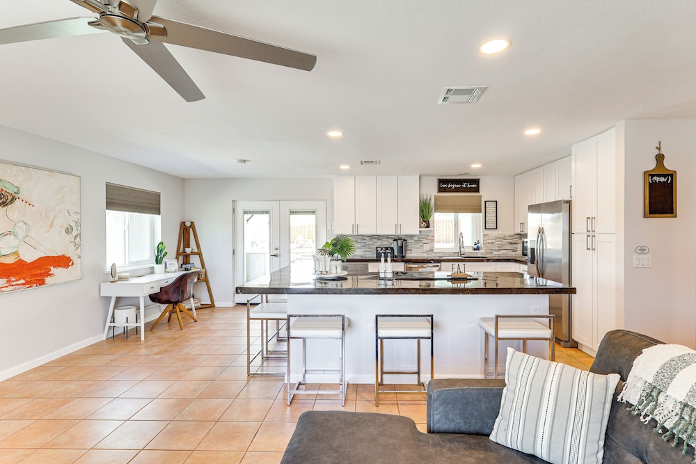 Casita + Chef's Kitchen: Lake Havasu Desert Oasis