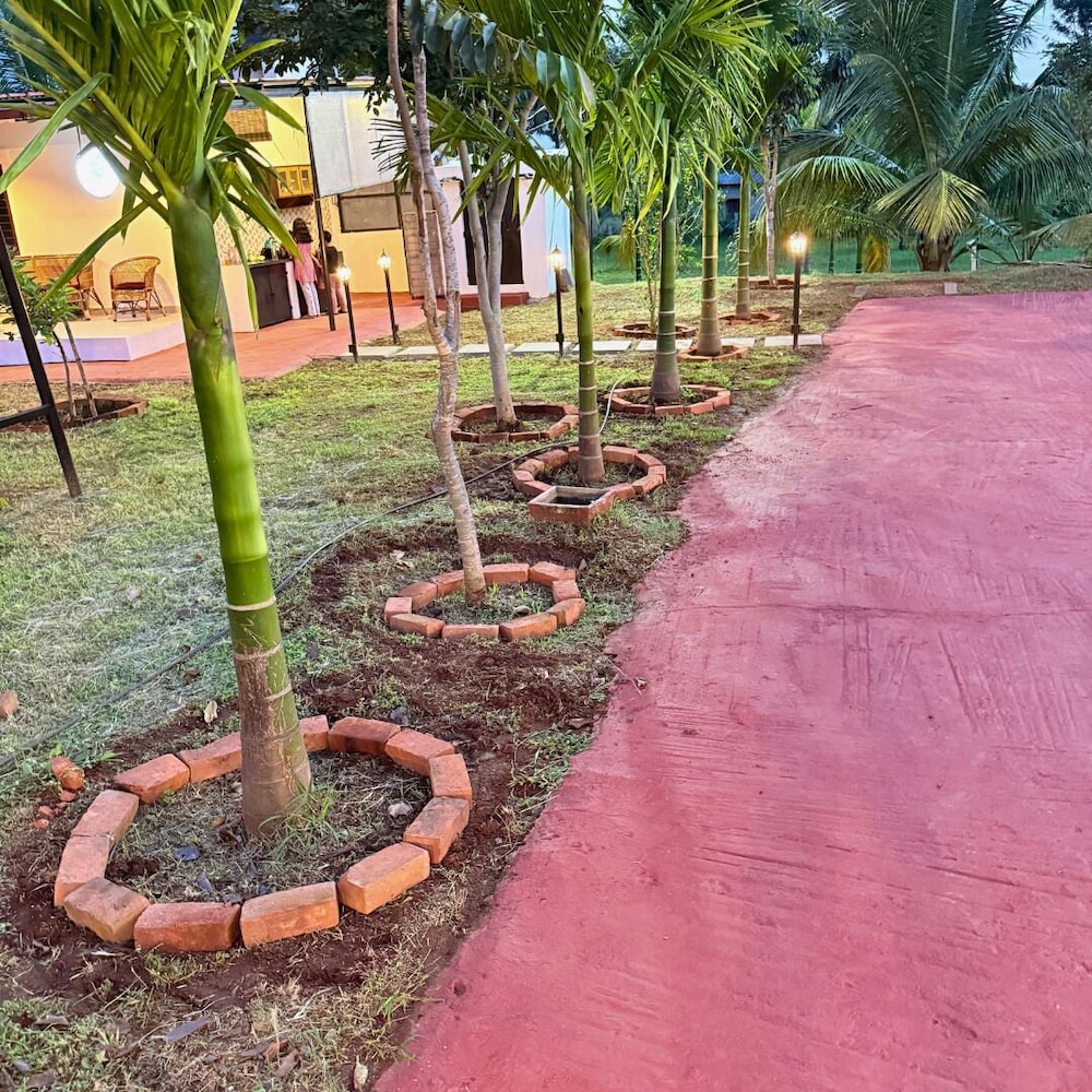 JUNGLE FARMS BY MAARK INN