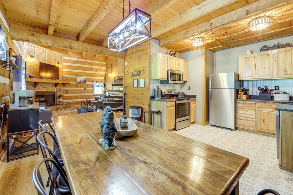 Mins to Dollywood: Boujee Bear Cabin w/ Hot Tub!