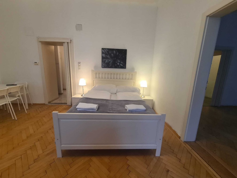 Comfort 3BR Apt Near Wiener Stadthalle