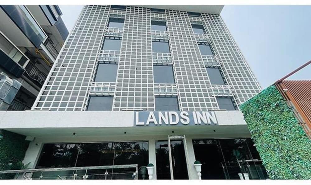 Fabhotel Lands Inn
