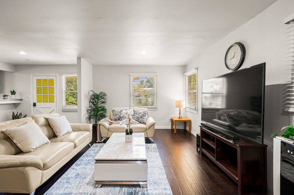 Spacious Retreat w Large Kitchen Outdoor Patio