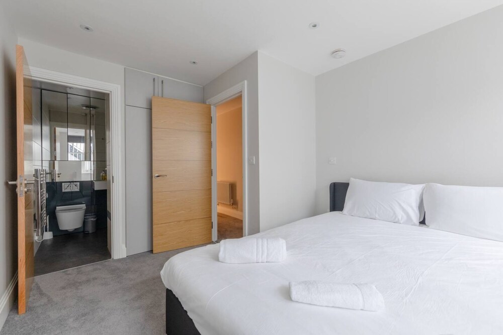 Chic & Spacious 2BD Flat -2 Mins to Baron's Court