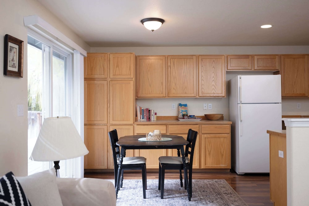 Rock Bluff Retreat - Home for 6!