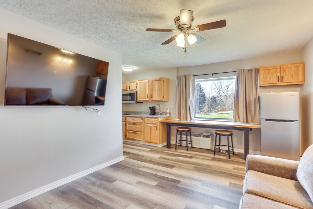 Golf, Shop, Tour & More: Oakland City Apartment