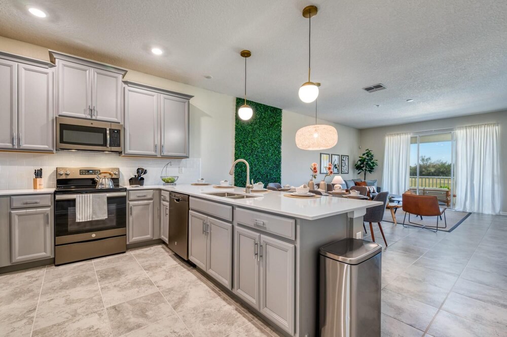 Chic and Spacious Condo Near Disney - Image 2