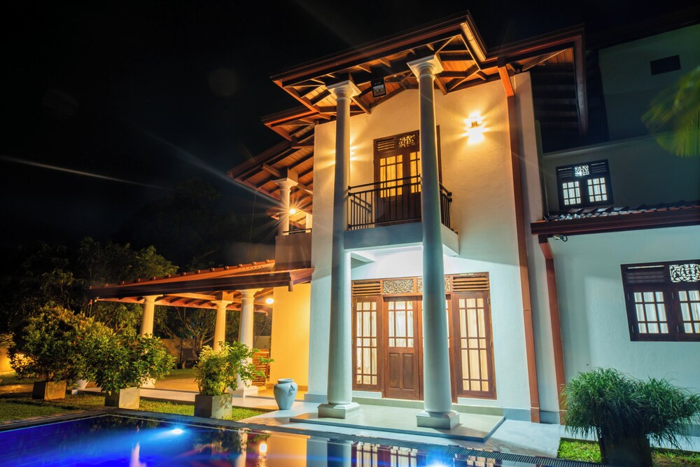 Villa Almond Leaf