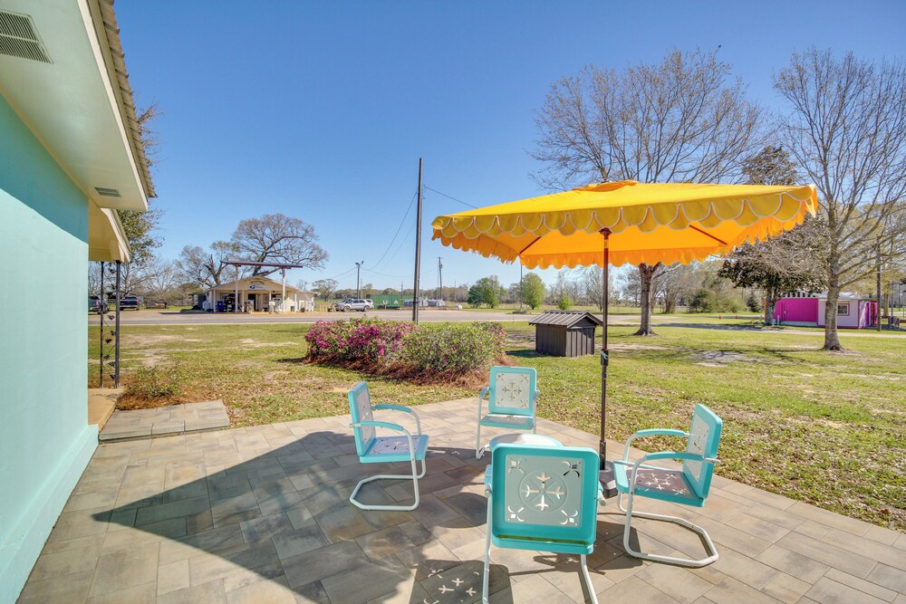 Colorful & Retro Perkinston Cottage w/ Yard!