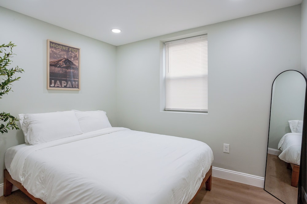 Stylish Minimalist Stay in City Center
